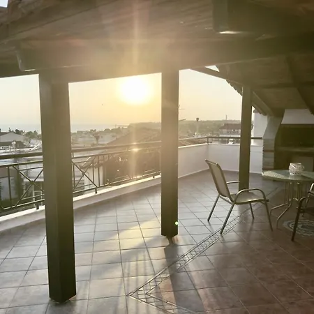Olga'S Spacious Loft With Garden View